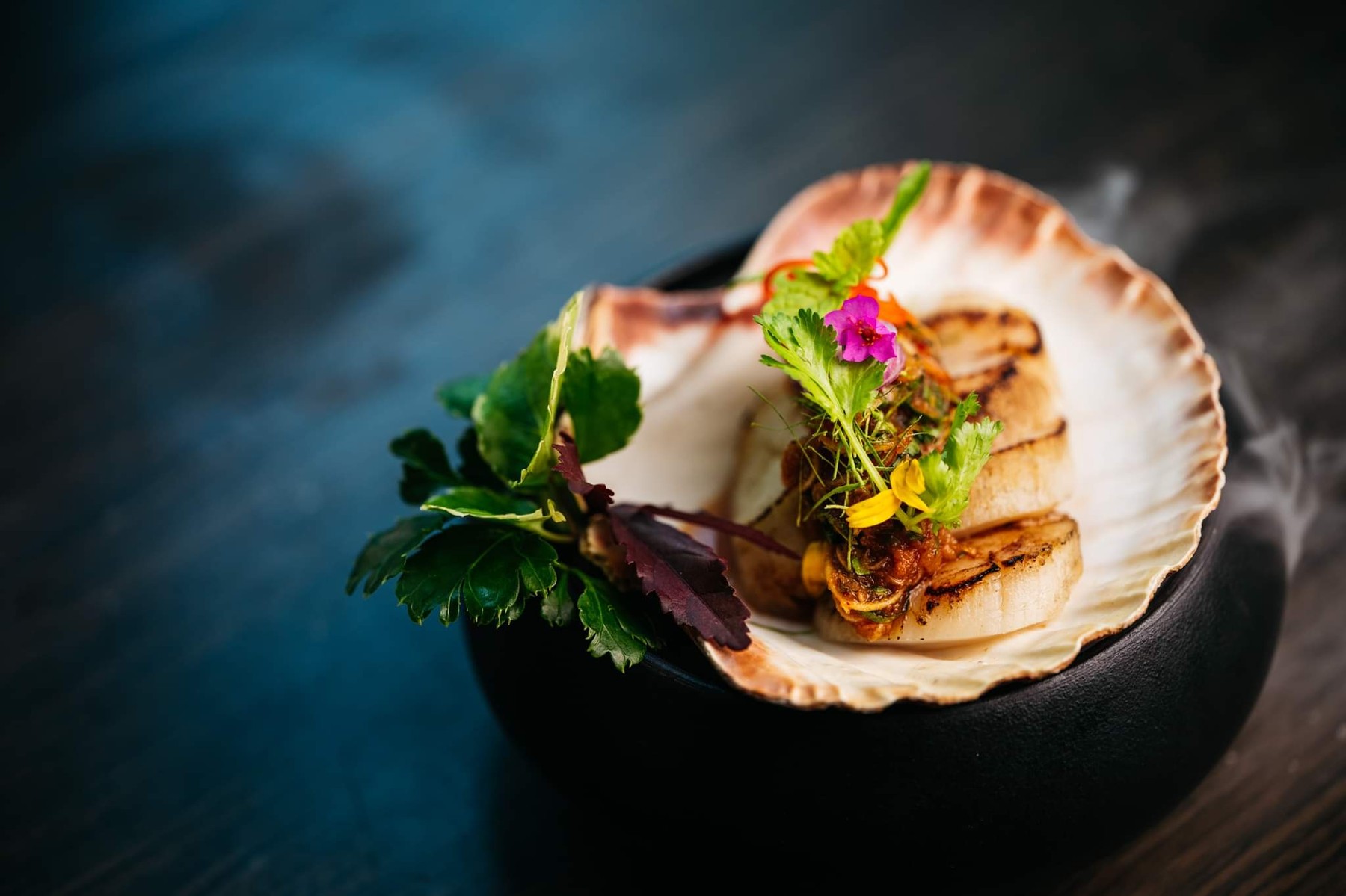 Capesante scottate, vinaigrette al Lime, Lemongrass e Coriandolo, erbe croccanti
